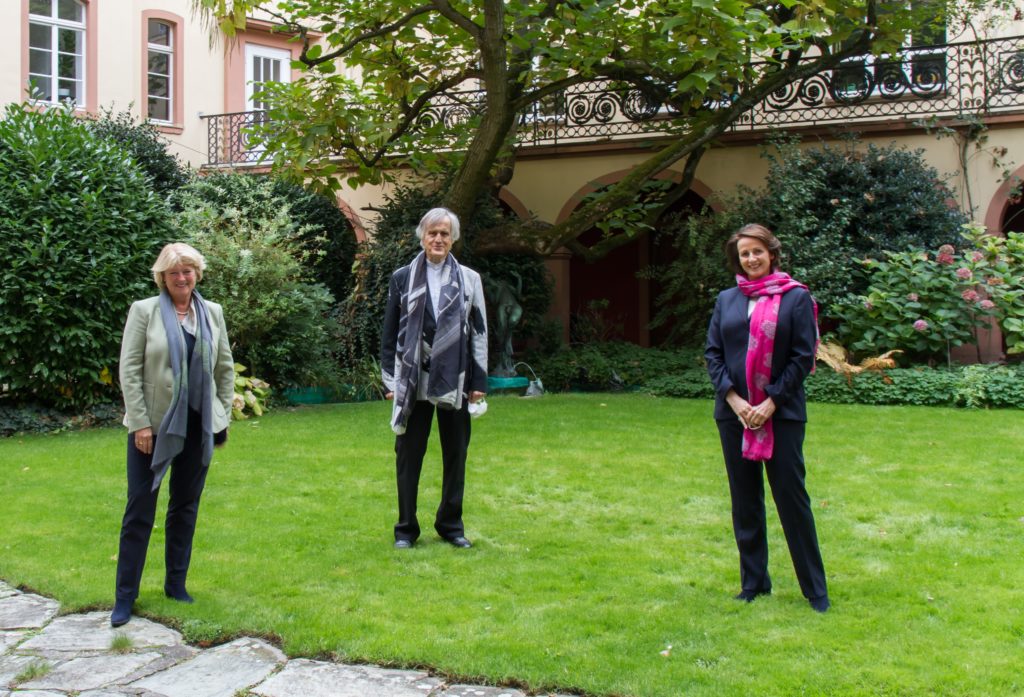 von links nach rechts: Staatsministerin Monika Grütters, Verleger Peter Hanser-Strecker, Christiane Albiez (Geschäftsleitung)